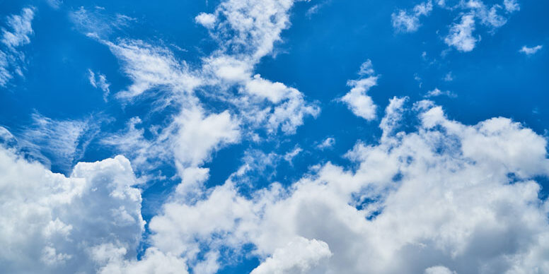 Ein strahlend blauer Himmel voller flauschiger weißer Wolken in verschiedenen Formen und Größen, die den dynamischen Mustern eines WFM-Prognoseprozesses ähneln. - RUF Beratung - Ihre Contact Center Berater
