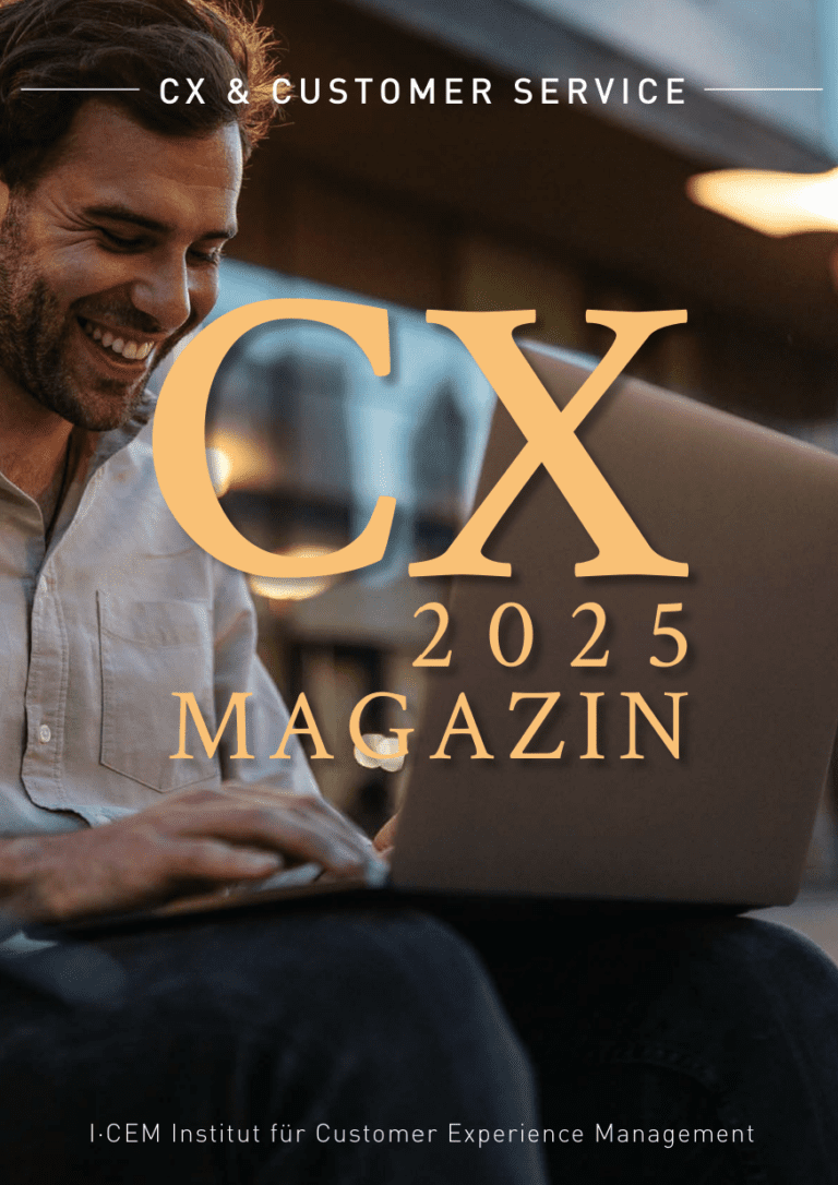 Ein lächelnder Mann sitzt draußen und nutzt einen Laptop. Der eingeblendete Text lautet „CX & Customer Service“, „CX Magazin 2025“ und „I·CEM Institut für Customer Experience Management“. - RUF Beratung - Ihre Contact Center Berater