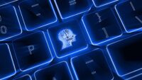 Eine leuchtende Tastatur zeigt eine hervorgehobene Taste mit dem Profil eines menschlichen Kopfes, gefüllt mit kreisähnlichen Linien. Sie symbolisiert die Konversationsautomatisierung: Wie KI-Agenten den Kundenservice revolutionieren. Die umliegenden Tasten leuchten blau. - RUF Beratung - Ihre Contact Center Berater