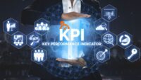 KPIs im Kundenservice: Welche Kennzahlen wirklich zählen und warum alte Dogmen überholt sind Im Kundenservice wimmelt es von Zahlen, Daten und Metriken. Täglich, stündlich, minütlich werden Berichte erstellt und analysiert. Doch welche Kennzahlen sind wirklich relevant? Und haben sich die Maßstäbe in den letzten 15 Jahren nicht grundlegend verschoben? Wir haben mit Frank Metzker, einem Senior Consultant der Rufberatung, der seit 15 Jahren im Kundenservice zu Hause ist, darüber gesprochen, welche KPIs heute wirklich wichtig sind – und welche wir getrost anders betrachten sollten.