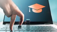 Labtop mit Hinweiss auf Lernen Online